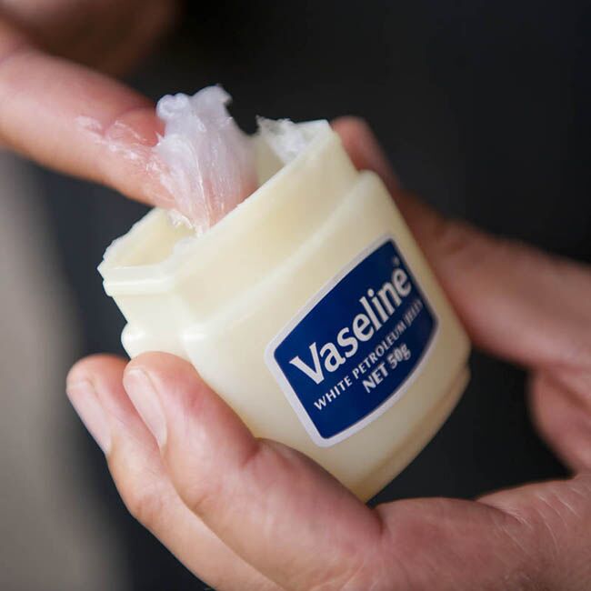 Mách nhỏ 16 công dụng thần thánh của Vaseline có thể bạn chưa biết - Ảnh 2.