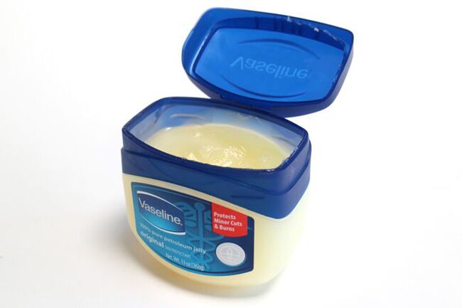 Mách nhỏ 16 công dụng thần thánh của Vaseline có thể bạn chưa biết - Ảnh 3.